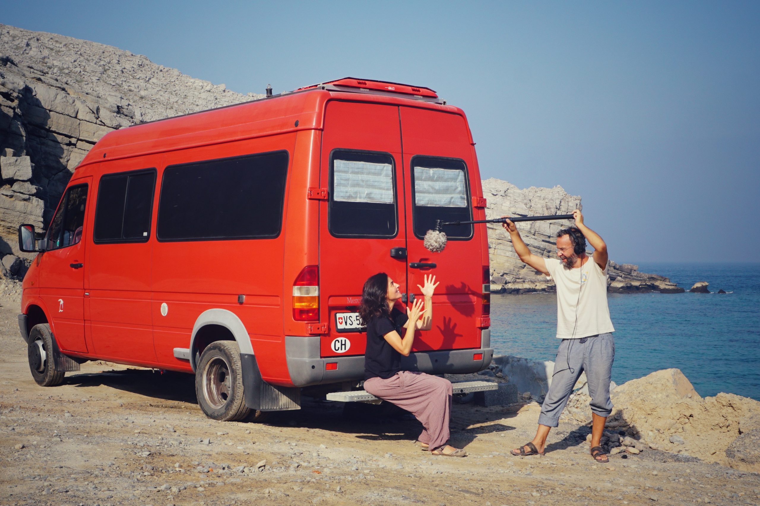 miamiam pascale et simon devant leur bus